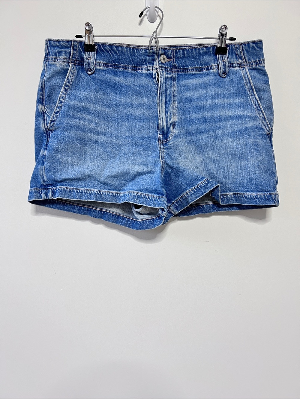 American Eagle Mom Short Women’s 16 light Blue Denim Jean Shorts Casual Mid-Rise